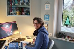 Johanna_Signiert_und_guckt